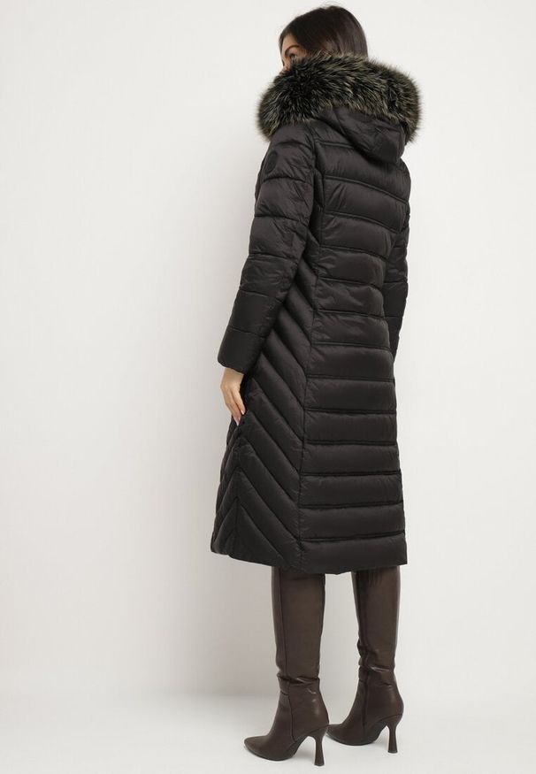Born2be - Czarna Pikowana Kurtka Zimowa o Długim Kroju z Odpinanym Kapturem z Futrem Mintoria. Okazja: na co dzień. Kolor: czarny. Materiał: futro. Długość: długie. Sezon: zima. Styl: casual, elegancki