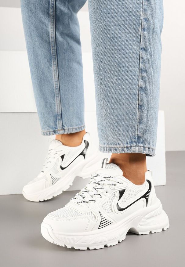 Born2be - Białe Sneakersy na Grubej Podeszwie z Siateczką Olirase. Okazja: na co dzień. Nosek buta: okrągły. Kolor: biały. Materiał: jeans. Wzór: aplikacja. Obcas: na obcasie. Wysokość obcasa: średni