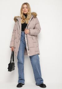 Born2be - Ciemnobeżowa Pikowana Kurtka z Kapturem z Futerkiem Ruvite. Typ kołnierza: kaptur. Kolekcja: plus size. Kolor: beżowy. Materiał: futro #4
