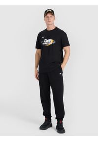 4f - 4F T-shirt regular z nadrukiem uniseks 4F x Drift Masters - czarny XXL. Okazja: na co dzień. Kolor: czarny. Materiał: dzianina, materiał, bawełna, jersey. Długość rękawa: krótki rękaw. Długość: krótkie. Wzór: nadruk. Styl: klasyczny, sportowy, casual