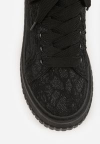 Renee - Czarne Koronkowe Sneakersy na Platformie z Tłoczeniem i Brokatem Phisnell. Okazja: na co dzień. Kolor: czarny. Materiał: koronka. Obcas: na platformie #7