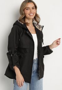 Born2be - Czarna Kurtka Parka z Kapturem i Kieszeniami z Możliwością Ściągnięcia w Talii Kailisse. Okazja: na co dzień. Typ kołnierza: kaptur. Kolor: czarny. Materiał: jeans. Styl: casual, klasyczny #2