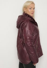 Born2be - Fioletowa Pikowana Kurtka o Prostym Kroju z Kapturem ze Ściągaczami Falesaa. Okazja: na co dzień. Typ kołnierza: kaptur. Kolekcja: plus size. Kolor: fioletowy. Materiał: jeans. Styl: casual, elegancki