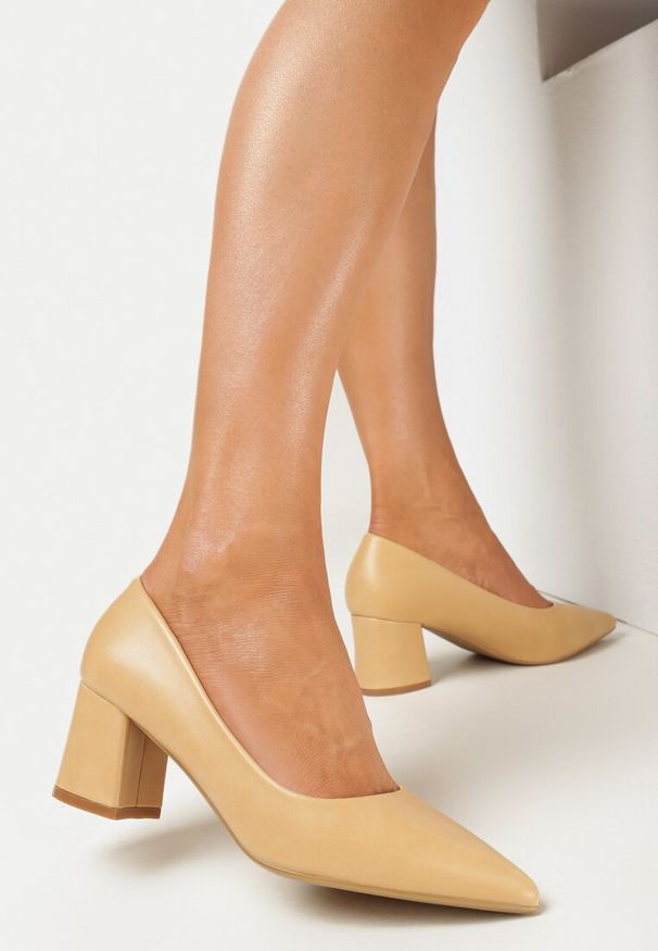 Born2be - Brązowe Czółenka na Niskim Kwadratowym Słupku z Imitacji Skóry Diljana. Wysokość cholewki: przed kostkę. Nosek buta: szpiczasty. Zapięcie: bez zapięcia. Kolor: brązowy. Materiał: skóra. Szerokość cholewki: normalna. Obcas: na słupku