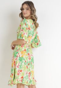 Born2be - Jasnozielona Wiskozowa Sukienka Mini z Gumką w Pasie i Falbanką przy Rękawie Ishana. Okazja: na co dzień. Typ kołnierza: kołnierz z falbankami, dekolt w kształcie V. Kolor: zielony. Materiał: wiskoza. Wzór: kwiaty. Typ sukienki: rozkloszowane, proste. Styl: casual. Długość: mini #3