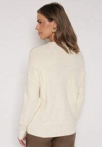 Born2be - Jasnobeżowy Sweter z Domieszką Kaszmiru z Dekoltem w Serek Feralaine. Okazja: na co dzień, na spotkanie biznesowe. Typ kołnierza: dekolt w serek. Kolor: beżowy. Materiał: kaszmir. Styl: biznesowy, klasyczny, casual, elegancki #4