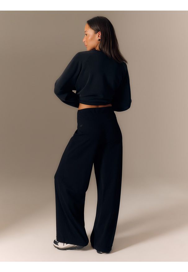 4f - 4F Spodnie dresowe z szerokimi nogawkami damskie - czarne M. Stan: podwyższony. Kolor: czarny. Materiał: dresówka. Długość: do kostek