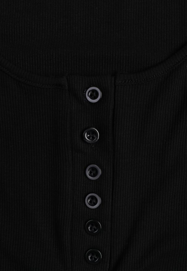 Born2be - Czarny Prążkowany Top na Szerokich Ramiączkach z Bawełny Zdobiony Guzikami Bernella. Okazja: na spacer. Kolor: czarny. Materiał: prążkowany, bawełna. Długość rękawa: na ramiączkach. Wzór: aplikacja. Sezon: zima, lato. Styl: elegancki