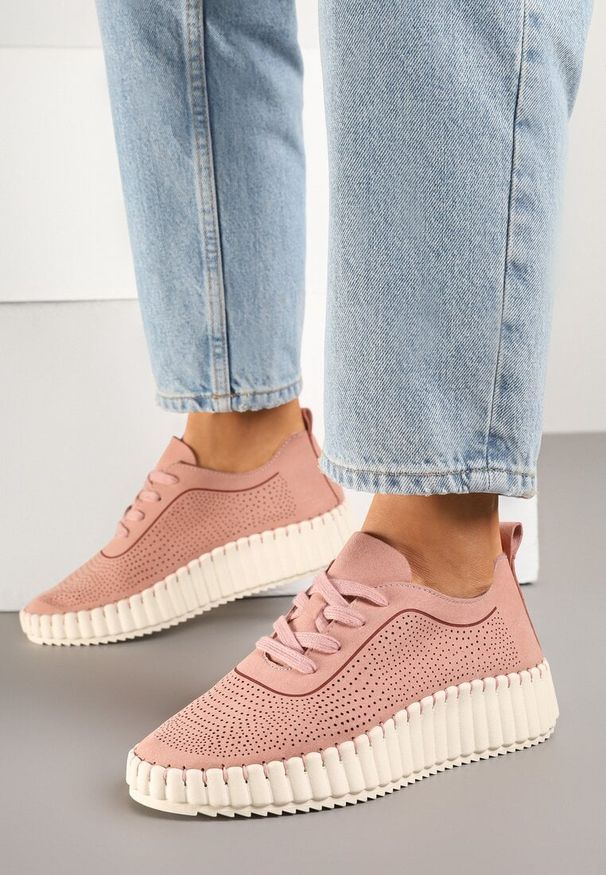 Renee - Różowe Sneakersy na Tłoczonej Platformie z Ażurową Cholewką Ronfira. Kolor: różowy. Szerokość cholewki: normalna. Wzór: ażurowy. Obcas: na platformie