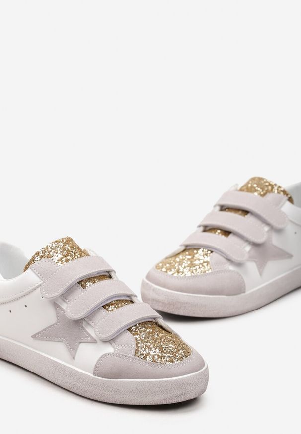 Renee - Złoto-Białe Sneakersy Ozdobione Brokatem z Rzepami Dolanda. Nosek buta: okrągły. Zapięcie: rzepy. Kolor: złoty, beżowy. Materiał: materiał. Wzór: aplikacja. Obcas: na obcasie. Wysokość obcasa: niski