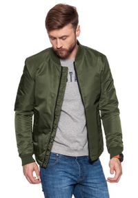 Wrangler - KURTKA WRANGLER STRAIGHT BOMBER DUSTY OLIVE W4743WT45. Wzór: aplikacja