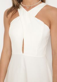 Born2be - Żółta Rozkloszowana Sukienka z Wiskozą i Dekoltem Typu Halter Dolienna. Typ kołnierza: dekolt halter. Kolor: żółty. Materiał: wiskoza. Typ sukienki: rozkloszowane. Styl: elegancki