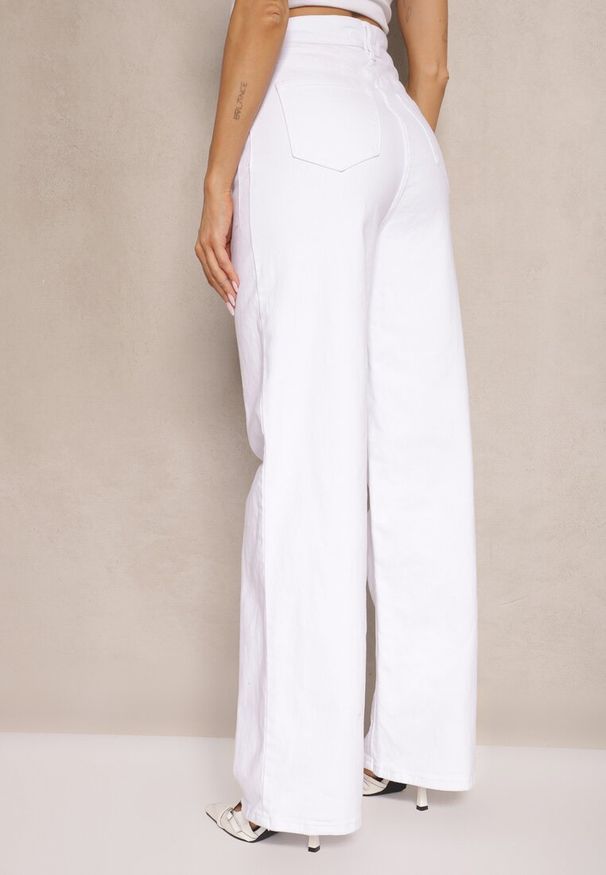 Renee - Białe Jeansy Szerokie Phririope. Okazja: na co dzień. Stan: podwyższony. Kolor: biały. Wzór: aplikacja. Styl: elegancki, casual