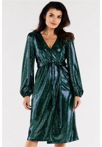 Awama - Sukienka kopertowa z bufiastymi rękawami błyszcząca zielona. Okazja: na imprezę, na wesele, na randkę, na ślub cywilny. Kolor: zielony. Typ sukienki: kopertowe. Styl: wizytowy #1