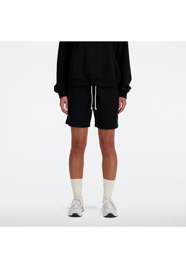 Spodenki damskie New Balance WS41508BK – czarne. Stan: podwyższony. Kolor: czarny. Materiał: bawełna, dresówka. Długość: krótkie. Wzór: ze splotem