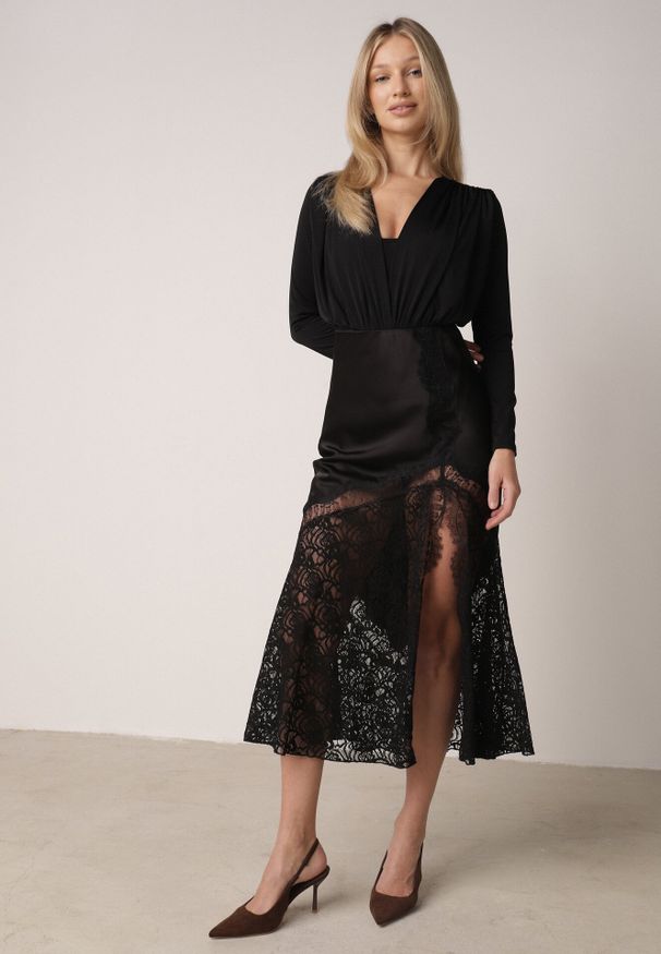 Born2be - Czarna Spódnica z Satyny z Koronką i Rozcięciem na Nogę Doritana. Okazja: na co dzień, na spotkanie biznesowe. Kolor: czarny. Materiał: satyna, koronka. Wzór: koronka. Styl: casual, biznesowy, elegancki