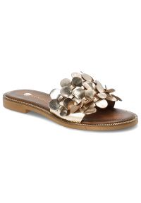 Złote Klapki Armodo Modne Obuwie Damskie. Okazja: na co dzień. Kolor: złoty. Materiał: skóra. Wzór: aplikacja, kwiaty. Sezon: lato. Styl: casual, elegancki #1