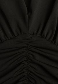 Born2be - Czarna Marszczona Sukienka Taliowana z Wiskozą z Dekoltem V i Długim Rękawem Emirie. Okazja: na co dzień, na spotkanie biznesowe. Typ kołnierza: dekolt w kształcie V. Kolor: czarny. Materiał: wiskoza. Długość rękawa: długi rękaw. Styl: casual, biznesowy #6