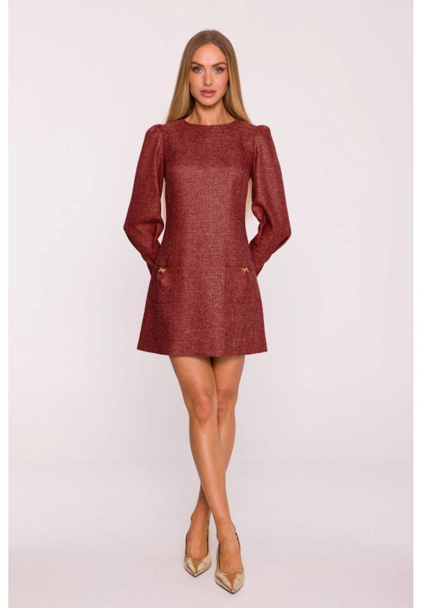 MOE - Elegancka sukienka tweedowa trapezowa mini bordowa. Okazja: na co dzień, do pracy, na spotkanie biznesowe. Typ kołnierza: kokarda, dekolt w łódkę. Kolor: czerwony, szary, czarny, różowy. Wzór: melanż, aplikacja. Typ sukienki: trapezowe. Materiał: dzianina, materiał, tkanina. Długość rękawa: długi rękaw. Sezon: lato. Styl: elegancki. Długość: mini