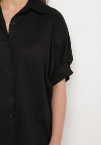 Born2be - Czarna Bawełniana Koszula o Kroju Oversize Zialira. Okazja: na co dzień. Kolor: czarny. Materiał: bawełna. Długość rękawa: krótki rękaw. Długość: krótkie. Styl: elegancki, casual #4
