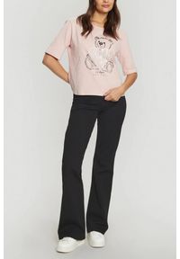 Guess - GUESS Różowy t-shirt damski Bear Boxy. Kolor: różowy #5
