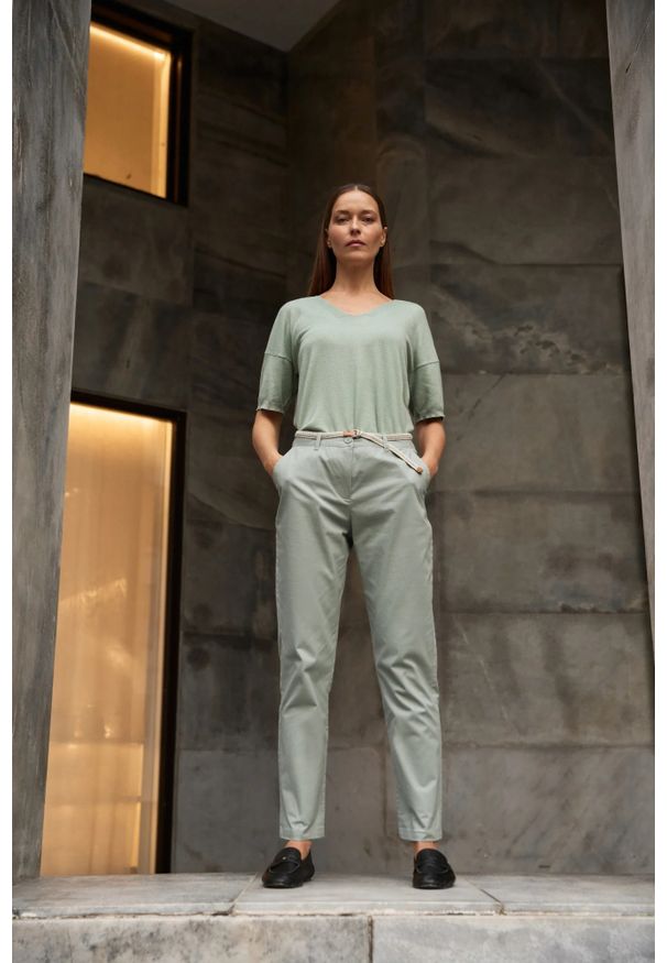 MOODO - Spodnie bawełniane oliwkowe. Kolor: oliwkowy. Materiał: bawełna