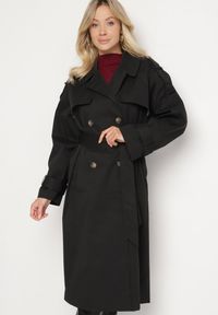 Born2be - Czarny Dwurzędowy Płaszcz Trencz z Wiązanym Paskiem Rozcięciem i Klapą Terezi. Okazja: na co dzień. Kolor: czarny. Materiał: jeans. Styl: klasyczny, casual, elegancki