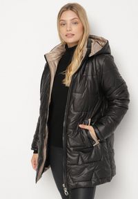 Born2be - Czarna Pikowana Kurtka o Prostym Kroju z Kapturem Nileria. Okazja: na co dzień, do pracy, na spotkanie biznesowe. Typ kołnierza: kaptur. Kolekcja: plus size. Kolor: czarny. Materiał: jeans, dzianina, poliester. Styl: casual, biznesowy