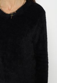Born2be - Czarny Puchaty Sweter z Dekoltem V Kerriyah. Kolor: czarny. Materiał: materiał. Sezon: zima #5