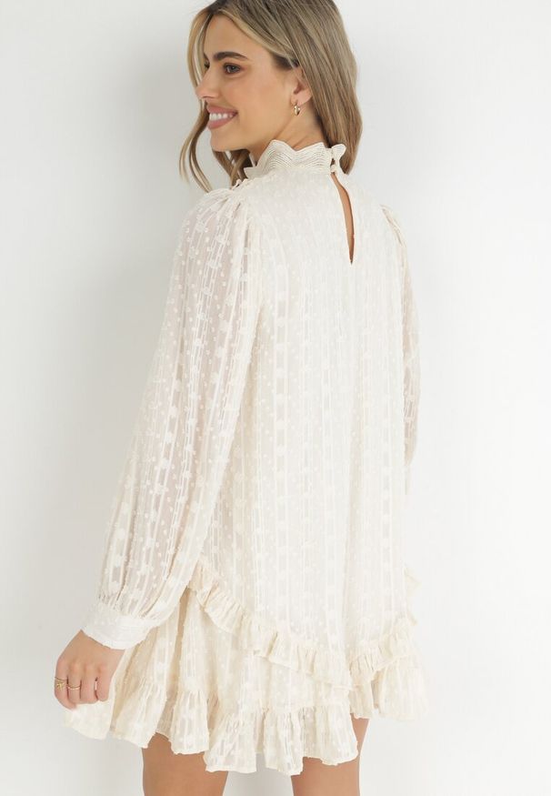 Born2be - Jasnobeżowa Ażurowa Sukienka Mini ze Stójką i Falbankami Ranones. Typ kołnierza: kołnierz z falbankami, kołnierzyk stójkowy. Kolor: beżowy. Materiał: tkanina. Wzór: ażurowy. Styl: retro. Długość: mini