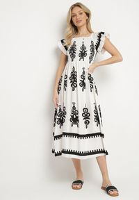 Born2be - Biała Wiskozowa Sukienka w Ornamentalne Wzory o Rozkloszowanym Kroju Divessa. Kolor: biały. Materiał: wiskoza. Długość rękawa: krótki rękaw. Typ sukienki: proste #6