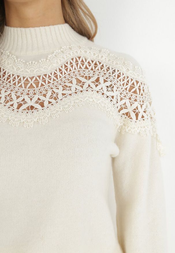 Born2be - Jasnobeżowy Sweter Dzianinowy z Koronką Amaleth. Kolor: beżowy. Materiał: dzianina, koronka. Długość: długie. Wzór: koronka