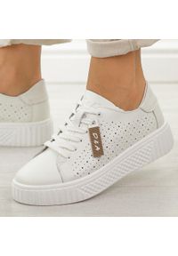 Białe skórzane ażurowe półbuty damskie DiA 5938. Okazja: na co dzień. Zapięcie: sznurówki. Kolor: biały. Materiał: skóra. Szerokość cholewki: normalna. Wzór: ażurowy. Sezon: wiosna, jesień, lato. Styl: casual, klasyczny #1