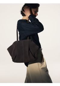 Reserved - Zamszowa torebka shopper - brązowy. Kolor: brązowy. Materiał: zamszowe. Rozmiar: małe. Styl: klasyczny #1