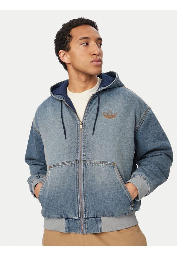 Adidas - adidas Kurtka jeansowa KE0131 Niebieski Loose Fit. Kolor: niebieski. Materiał: bawełna