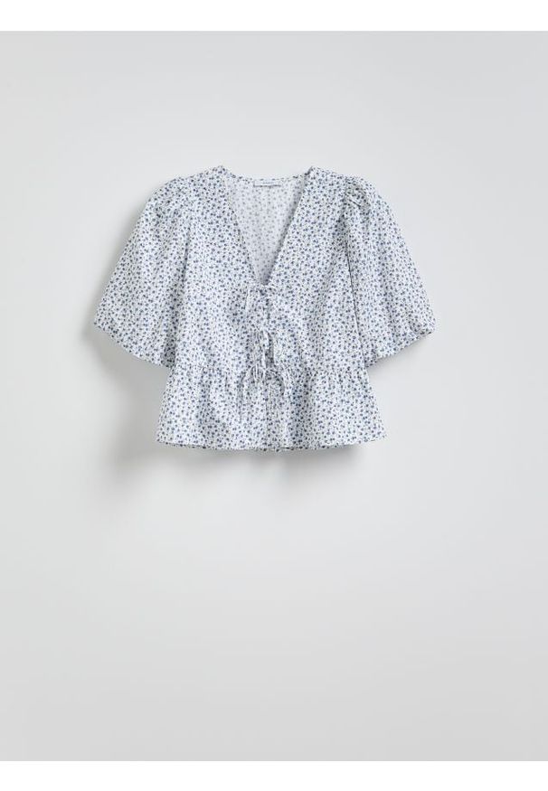 Reserved - Wiązana bluzka z baskinką - jasnoniebieski. Kolor: niebieski. Materiał: tkanina, bawełna