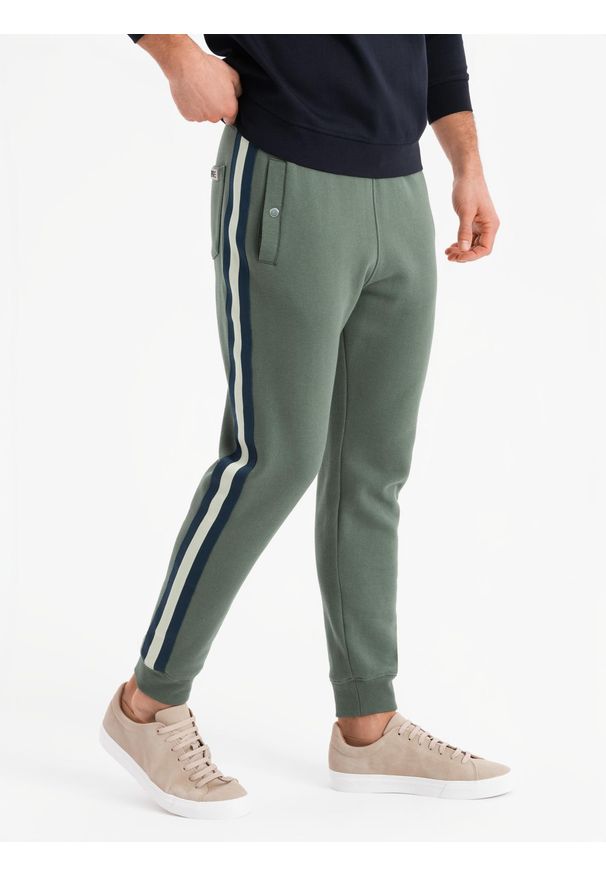 Ombre Clothing - Męskie dresowe spodnie z lampasami i ściągaczami na nogawkach – oliwkowe V2 OM-PASK-0258 - XXL. Kolor: oliwkowy. Materiał: dresówka. Wzór: aplikacja, kolorowy. Styl: retro, elegancki