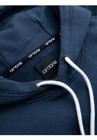 Ombre Clothing - Męska dresowa bluza kangurka z kapturem i naszywką w stylu college – granatowa V2 OM-SSNZ-0144 - XXL. Okazja: na co dzień. Typ kołnierza: kaptur. Kolor: niebieski. Materiał: dresówka. Wzór: aplikacja. Styl: klasyczny, elegancki, sportowy, casual #7