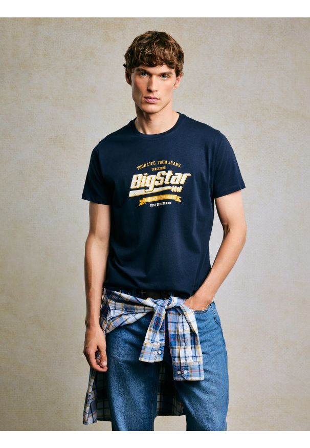 Big-Star - Koszulka męska z nadrukiem granatowa Briss 403. Okazja: na co dzień. Kolor: niebieski. Materiał: jeans, skóra, bawełna. Wzór: nadruk. Styl: vintage, casual, klasyczny