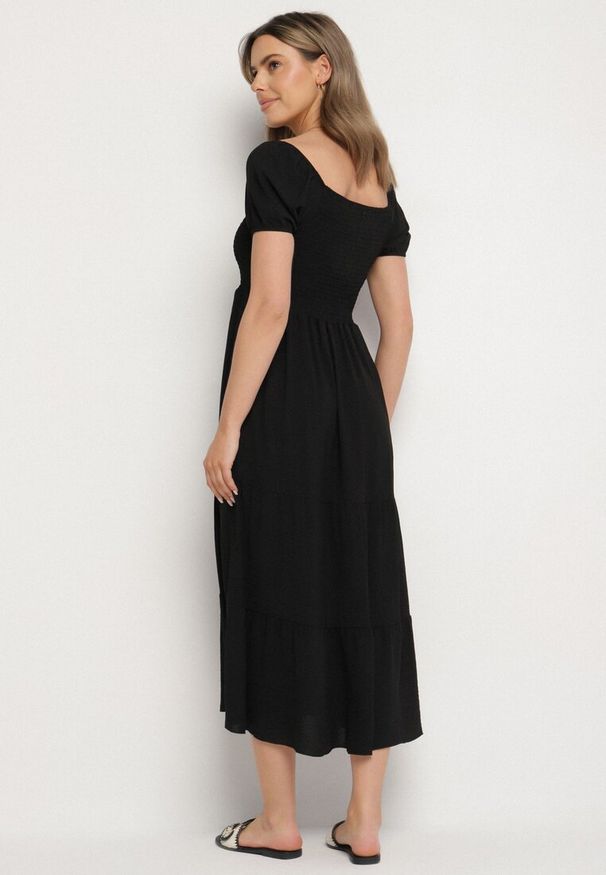 Born2be - Czarna Rozkloszowana Sukienka z Dekoltem Typu Hiszpanka z Marszczeniem Lumorice. Okazja: na co dzień. Typ kołnierza: dekolt hiszpanka. Kolor: czarny. Styl: elegancki, casual