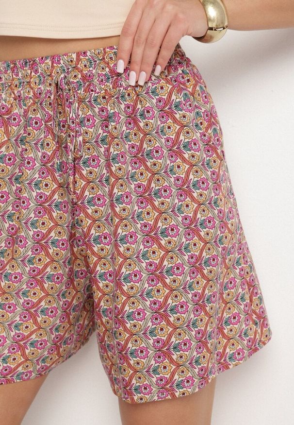 Born2be - Różowe Bawełniane Szorty z Wysokim Stanem w Kwiaty Napione. Okazja: na co dzień. Stan: podwyższony. Kolor: różowy. Materiał: bawełna. Wzór: kwiaty. Styl: casual