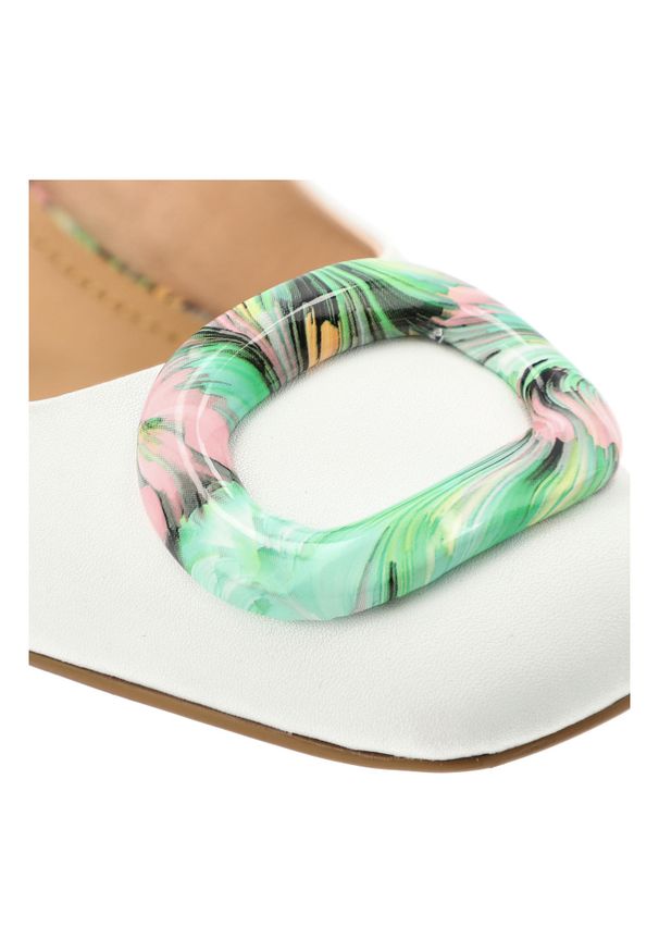 Czółenka damskie S.Barski, cholewka ze skóry naturalnej z elegancką broszką i stabilnym obcasem, zielone, LZ61-2010. Okazja: na ślub cywilny, na wesele, na imprezę. Zapięcie: pasek. Kolor: biały. Szerokość cholewki: normalna. Wzór: aplikacja. Materiał: skóra. Obcas: na obcasie. Styl: elegancki. Wysokość obcasa: średni