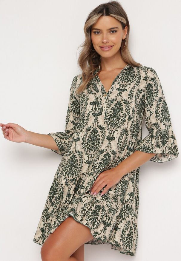 Born2be - Zielono-Beżowa Bawełniana Rozkloszowana Sukienka z Falbankami Miloa. Okazja: na co dzień. Typ kołnierza: kołnierz z falbankami. Kolor: zielony. Materiał: bawełna. Typ sukienki: proste, rozkloszowane. Styl: klasyczny, casual