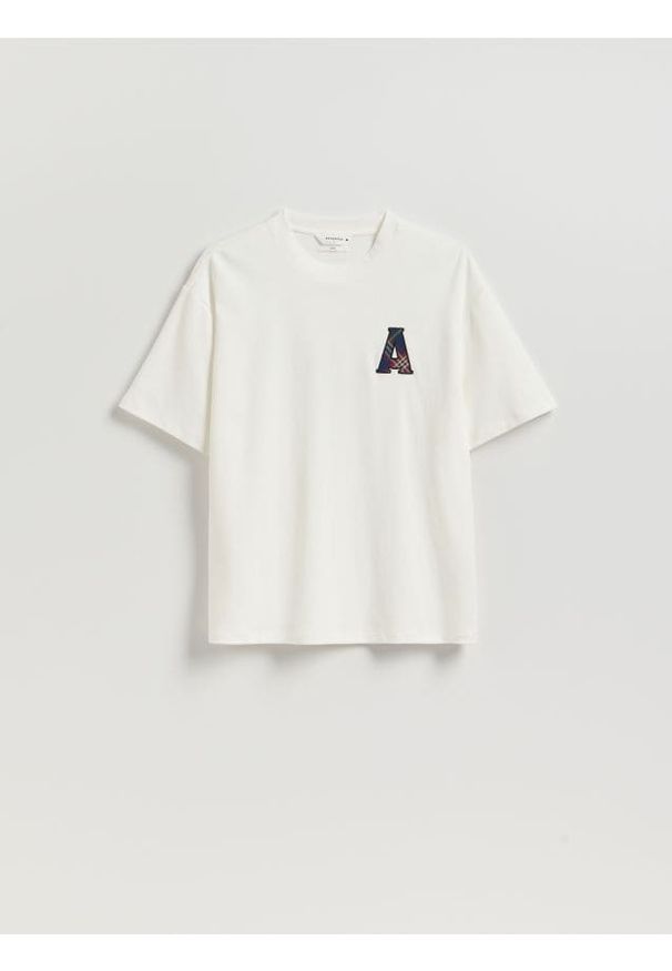 Reserved - T-shirt boxy z haftem - złamana biel. Materiał: bawełna, dzianina. Wzór: haft