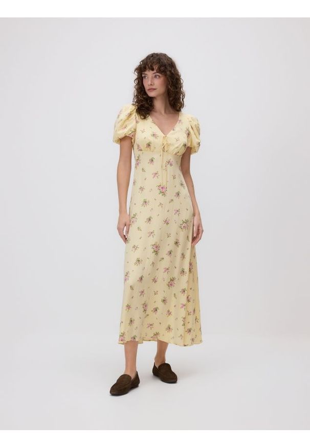Reserved - Sukienka w kwiaty - jasnożółty. Kolor: żółty. Materiał: tkanina, wiskoza. Wzór: kwiaty. Typ sukienki: proste