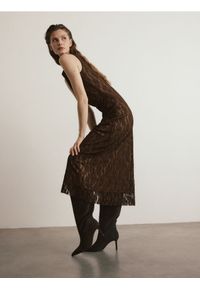 Reserved - Koronkowa sukienka - ciemnobrązowy. Kolor: brązowy. Materiał: koronka. Typ sukienki: proste #1