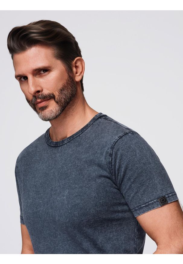 Ombre Clothing - Męski t-shirt z efektem sprania – granatowy V2 - Rozmiar: XXL. Kolor: niebieski. Materiał: jeans, dzianina, bawełna, materiał. Długość rękawa: krótki rękaw. Długość: krótkie. Sezon: lato. Styl: klasyczny