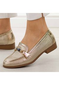 Złote półbuty damskie M.Daszyński 25113-8. Okazja: na co dzień, na spotkanie biznesowe. Kolor: złoty. Materiał: skóra. Szerokość cholewki: normalna. Sezon: wiosna, jesień. Obcas: na obcasie. Styl: biznesowy, elegancki, casual, klasyczny, wizytowy. Wysokość obcasa: niski #1