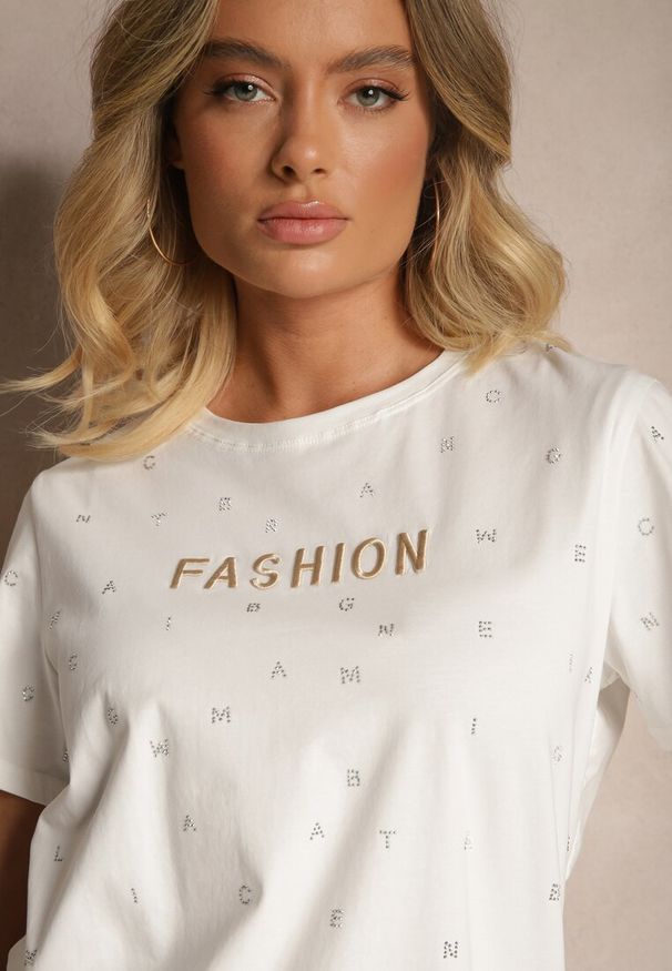 Renee - Biały Bawełniany T-shirt Ozdobiony Napisem i Cyrkoniami Nalavenna. Okazja: na co dzień. Kolor: biały. Materiał: bawełna. Wzór: napisy, aplikacja. Styl: casual