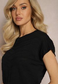 Renee - Czarna Bluzka z Okrągłym Dekoltem i Tłoczeniem w Paski Tileni. Kolor: czarny. Długość rękawa: krótki rękaw. Długość: krótkie. Wzór: paski. Sezon: wiosna, lato #3